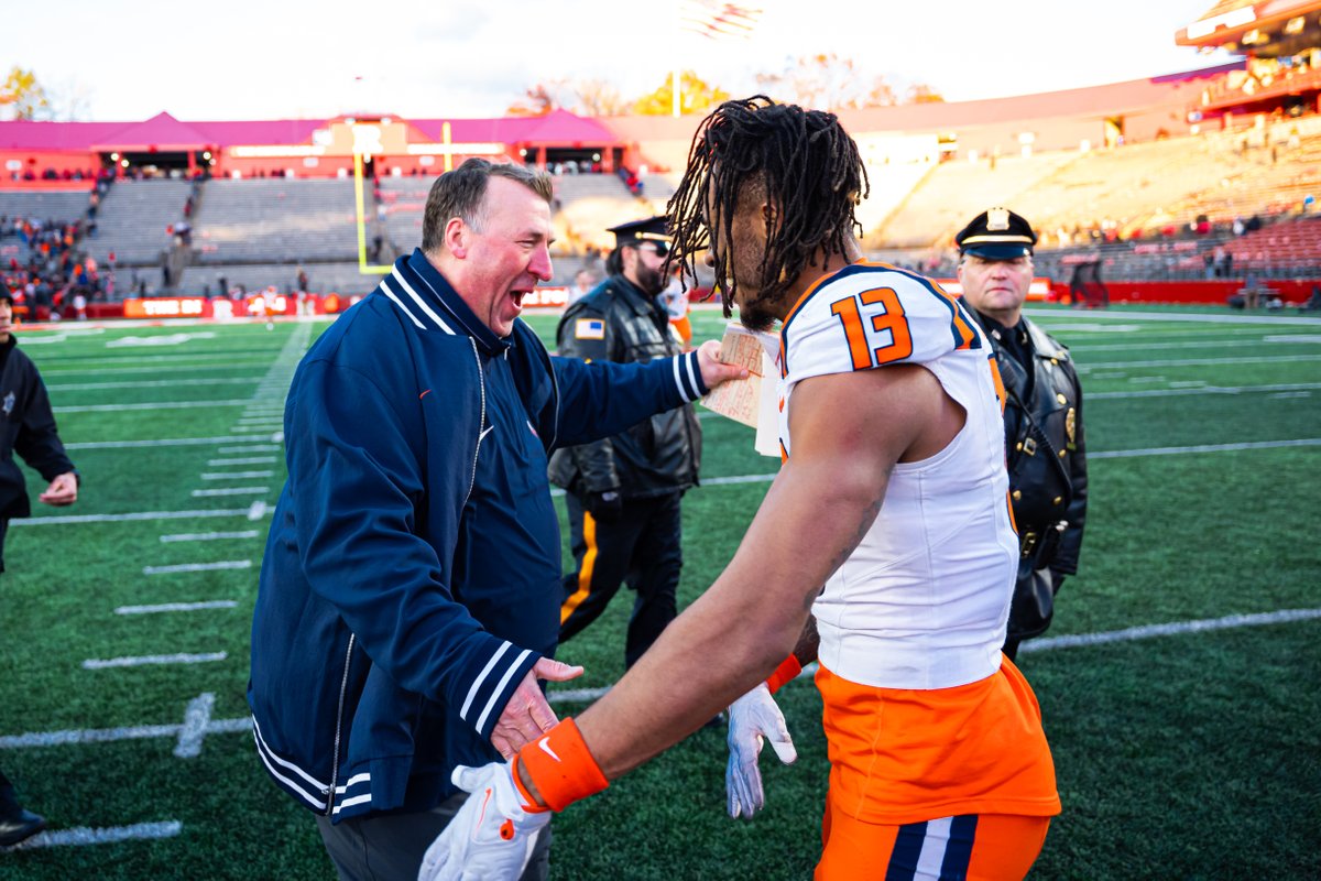 IlliniFootball's tweet photo. Gave the famILLy a lot to smile about. 

#Illini // #HTTO // #famILLy https://t.co/bQdHHy7WxQ