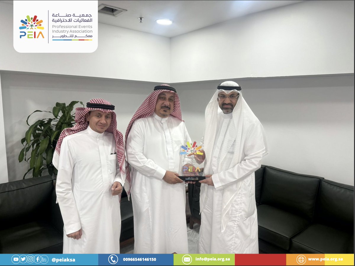 peiaKSA's tweet photo. قام رئيس مجلس ادارة الجمعية المستشار عبدالوهاب بغدادي بزيارة لغرفة جدة لتقديم درع تقدير وشكر لسعادة رئيس الغرفة الشيخ محمد ناغي لرعايته حفل الجمعية الرابع وايضا تسليم درع الشكر والتقدير لسعادة امين عام غرفة جدة الاستاذ رامز آل غالب لحضوره الحفل نيابتاً عن رئيس الغرفة https://t.co/l58yHOAGdD