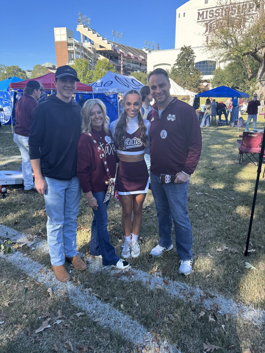 blindreferee's tweet image. One last time… happy senior year Emily Grace! 🏈 #hailstate