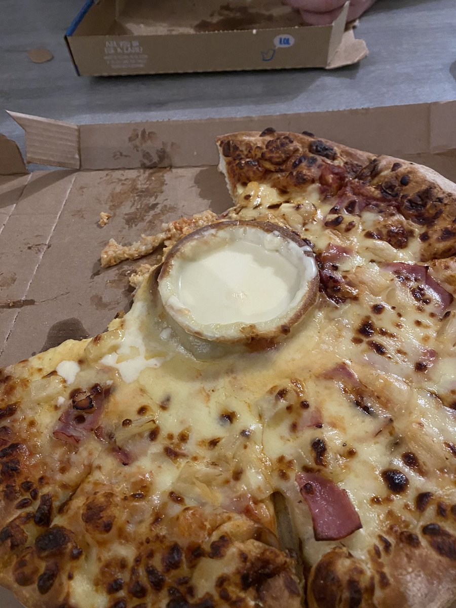 KnubbyR's tweet image. So was eating a new Vulcano ( Hawaï) pizza  from #dominospizza , and it was nasty 🤮 😭😭
Point 1 I ordered a pepperoni and gets a Hawaii and point 2 the cheese in the volcano tastes not of cheese 🧀 😕😕
A dislike 👎 
#TwitterFriends #twitterfamily