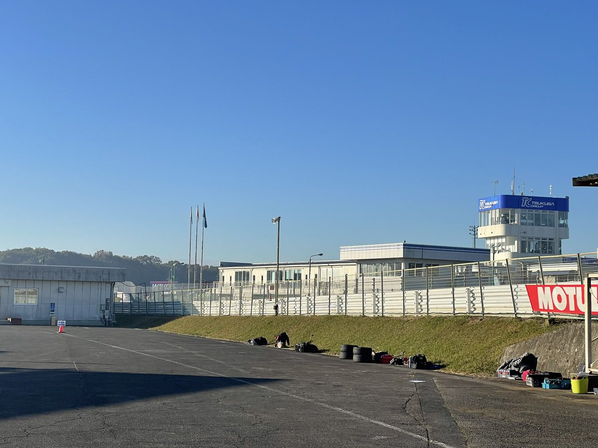 napac_jp's tweet photo. サーキットの朝は早い(´・ω・`)
本日の #筑波サーキット 5時時点で2度…
(死んじゃうよ…(´-ω-))
今日は普段見れない車が走りそうなので、後でまたあげに来ます〜!
#SCCN #寒い https://t.co/fjdqAT9DLv