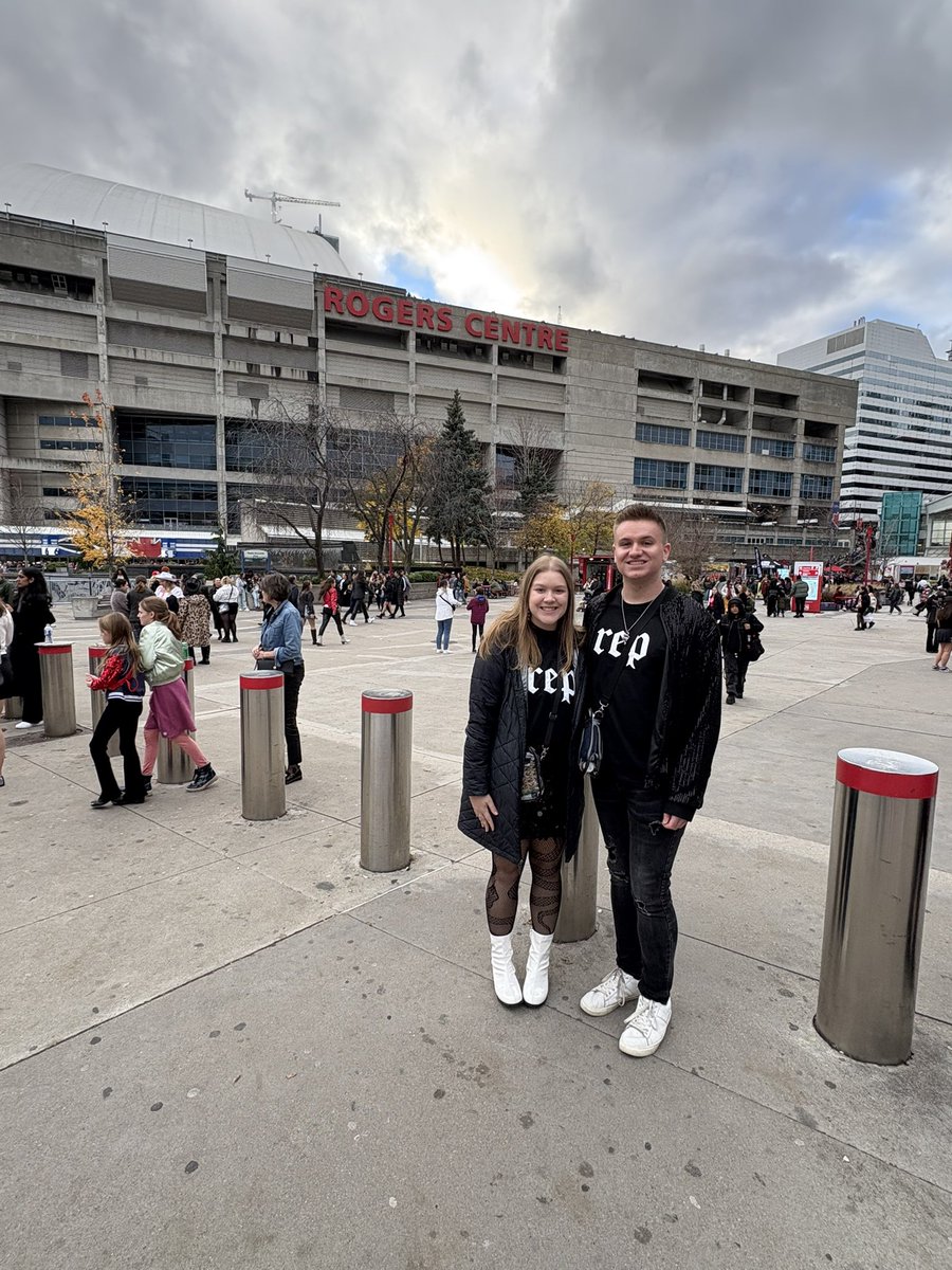 nataliesirface's tweet photo. @taylornation13 .@taylornation13 #TSTheErasTour https://t.co/s4UXaoIufX