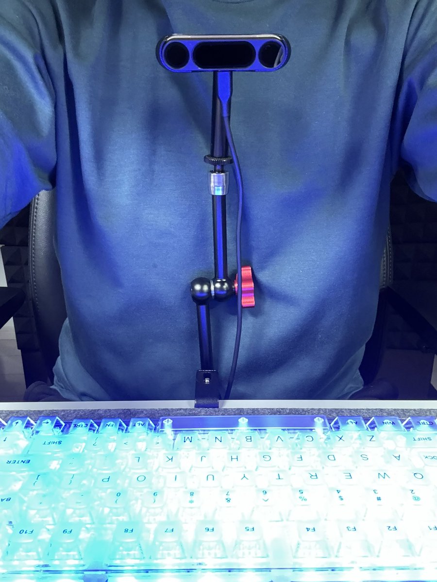 chan_shimako's tweet image. リープモーション固定する凄い方法発見

首から下げて使うのが一番トラッキング精度高いけど徐々にセンサーの位置ズレるし肩こるのが課題

そこでクランプ式ミニアームをこんな風に机に付けたらがっちり固定できて角度調節も自在で身体的負担も無く快適！全然邪魔じゃない

#LeapMotion #ガジェット