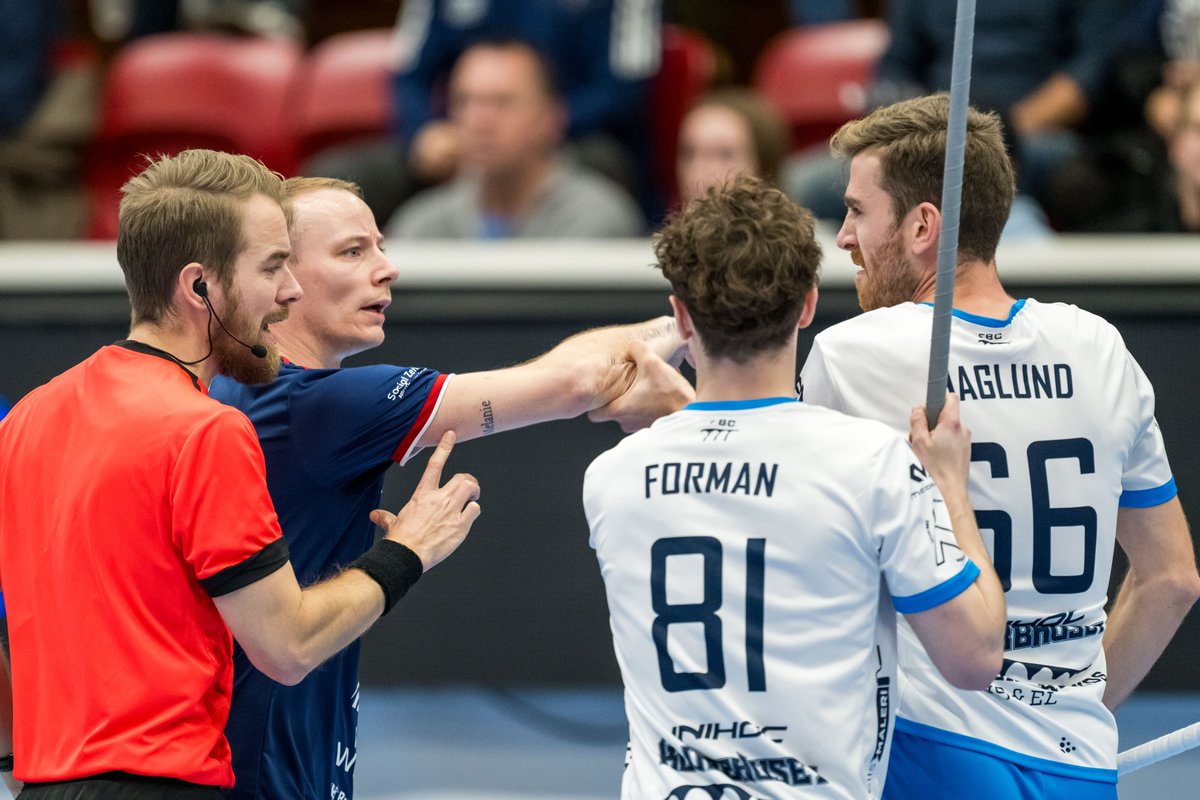 De bröstade upp sig mot varandra i derbyt. Men blev snabbt vänner efter slutsignal.

”Här hatar vi varandra. Vi tar vår roll fullt ut. Jag gör det bra, han gör det bra. Nu blir det kul att spela VM med honom. Vi ska bo ihop igen. Mysigt”, säger Kevin Haglund.

📸 Bildbyrån
