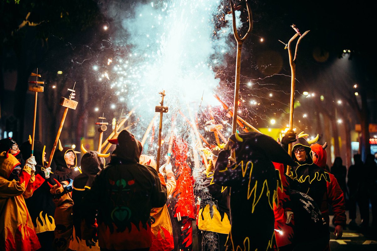 🔥🟣Correfoc reivindicatiu amb motiu del 25N

💥Les dones i noies de les colles de foc han celebrar aquest correfoc pels carrers de #lescorts