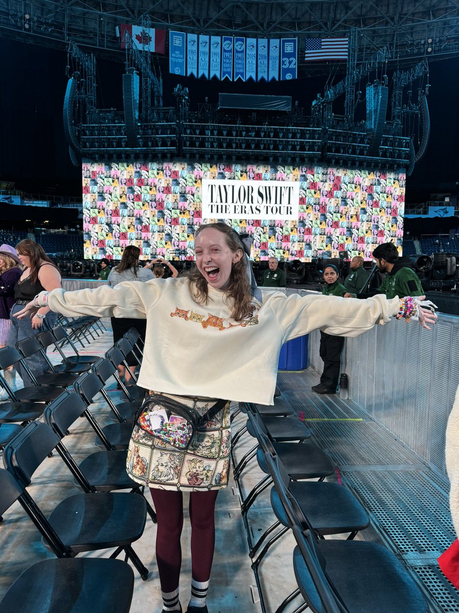 happinessforts's tweet photo. karma is a cat purring in my lap cause it’s the final night of #TorontoTSTheErasTour 🥹😻🫶 @taylorswift13 @taylornation13 https://t.co/5gAk7hh9ty