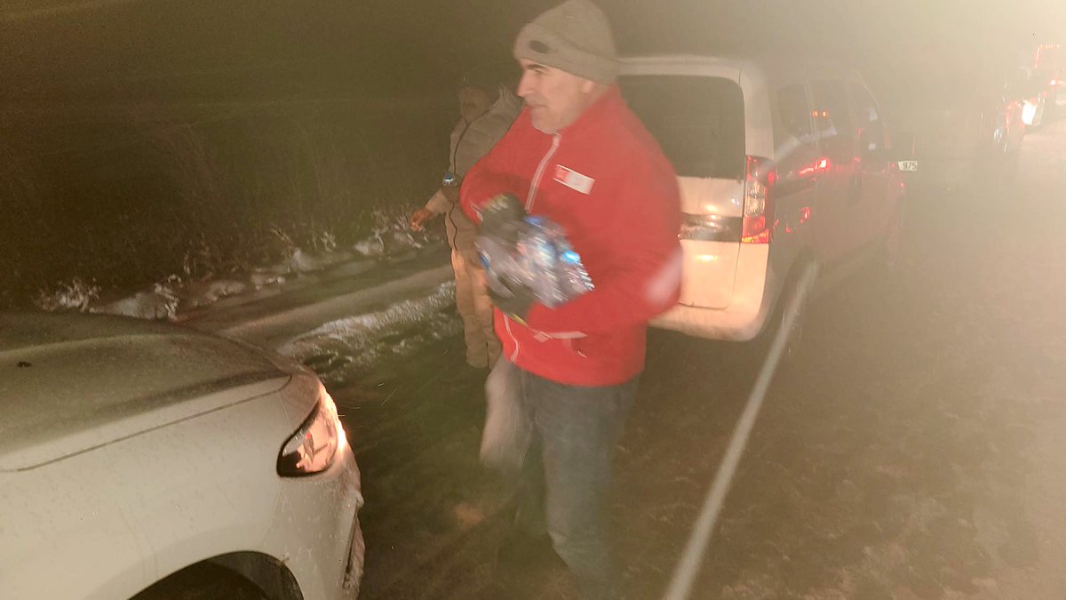 Bolu Cankurtaran mevkiinde vatandaşlarımıza kumanya ulaştırmaya devam ediyoruz. ❄️

🚨 Trafikte güvenli sürüş için uygun lastik kullanmayı ihmal etmeyelim. 🛞 #KarYağışı