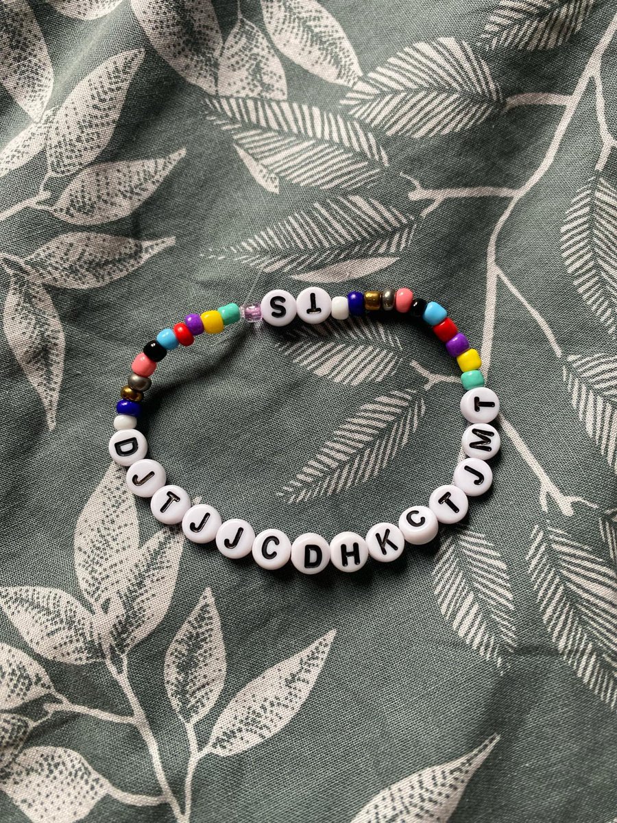 _itsk80m80's tweet photo. does anybody know what this means???😭😭 pls help!!!😭😭😭 #ErasTour #TaylorSwiftErasTour #FriendshipBracelets https://t.co/EnefoEJs52