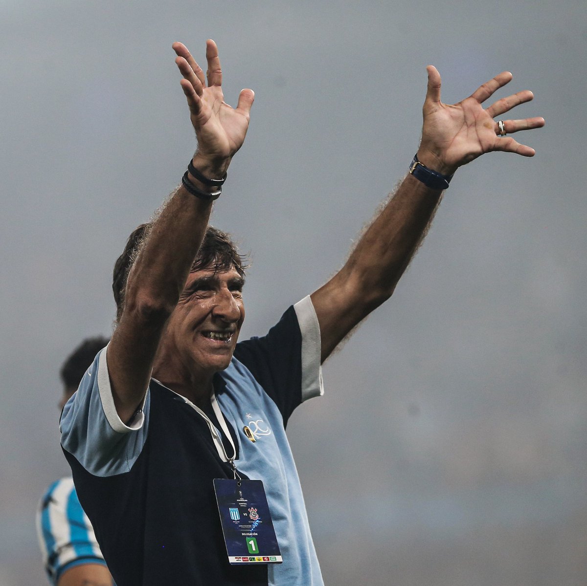 El fútbol está feliz. Gustavo Adolfo Costas, un tipo extremadamente profesional y súper laburador, acaba de cumplir su sueño: devolverle la gloria internacional y darle la CONMEBOL Sudamericana 2024 a Racing, el club de su vida.

🤍🩵 ÍDOLO ETERNO DE LA ACADÉ.