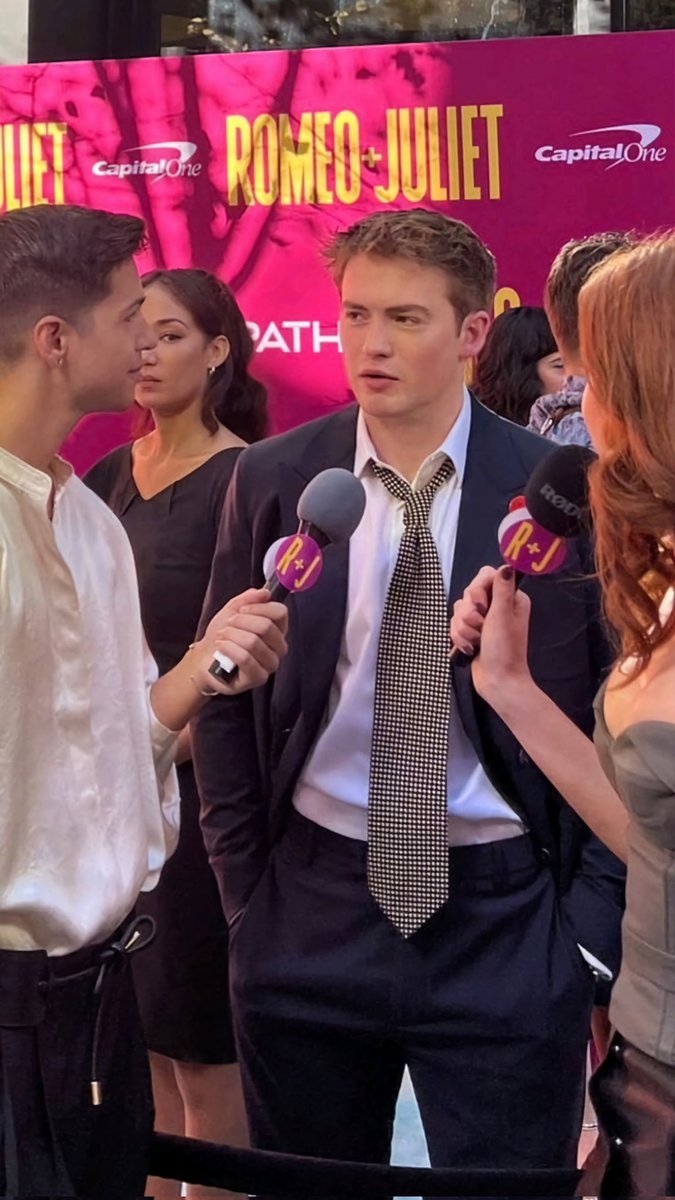InfoJonathanW's tweet photo. — Jonathan Welt foi visto chegando ao red carpet do AMAs, concedendo uma entrevista a algum portal. #AMAsmwr https://t.co/tE6XHQUCCa