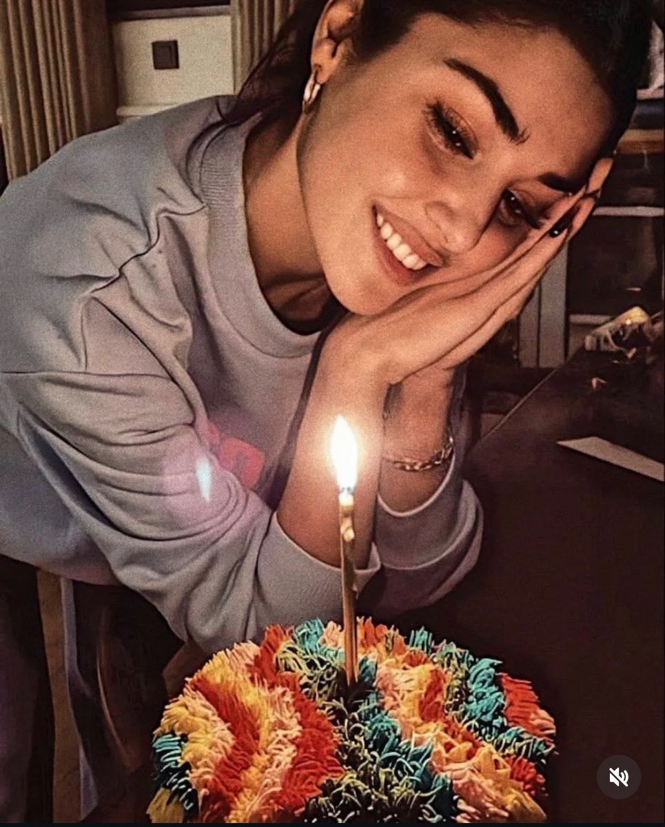 HandeEda8's tweet photo. Dünyanın en güzel kızının doğum günü kutlu olsun, sana çok tapıyorum ve hayranım. Sen benim hayattaki rol modelimsin. Seni seviyorum Hande'm. 🩷🩷 #HappyBDayHandeErcel https://t.co/BYZDPZqpBA