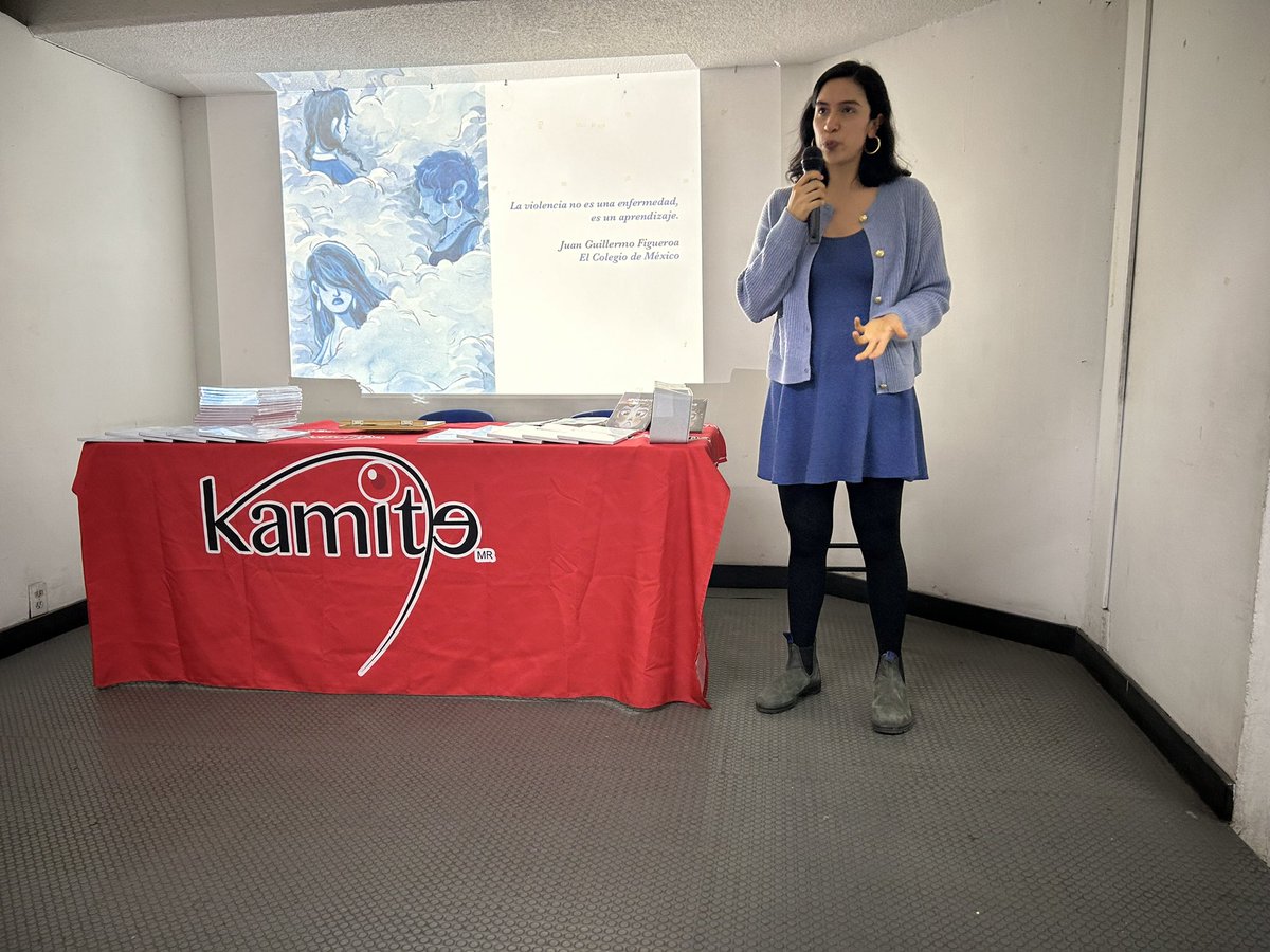 kamite_manga's tweet photo. ¡#LaBruma toma forma en este momento! 🌫️✨
Gracias a quienes ya están aquí viviendo esta experiencia única con nuestra amiga @elygalvar 🥸
📖 Si todavía no llegan, estás a tiempo🌟
📍 Estamos en @paseoxloslibros
¡Los esperamos con los brazos abiertos! 🙌 https://t.co/qhqyD08lV5