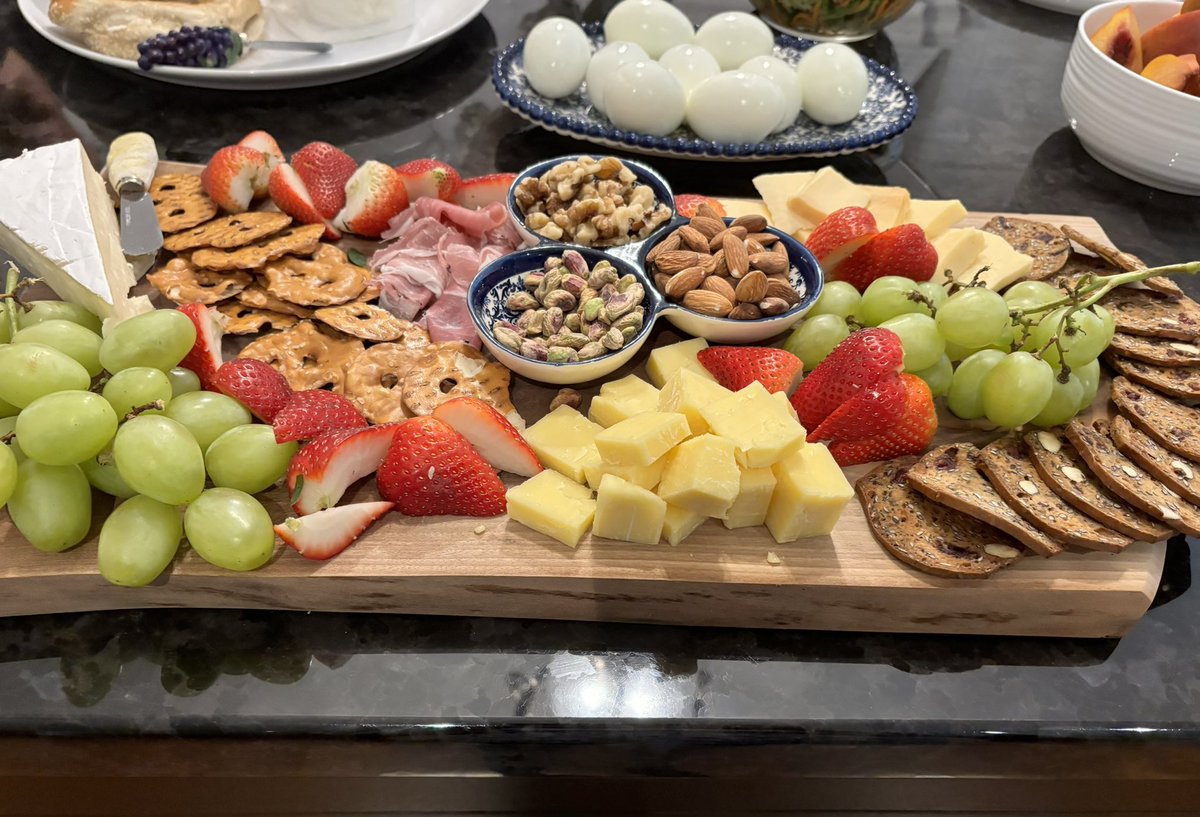 hvanspall's tweet image. Gotta love #kids who were home for under an hour between sports / part-time job / volunteering &amp;amp; threw together #lunch that looks like this.

And then “mom, you need to take a break from work &amp;amp; eat some thing” (should I tell him I’ve been eating all day?😂)

#WeekendJoy #WIC