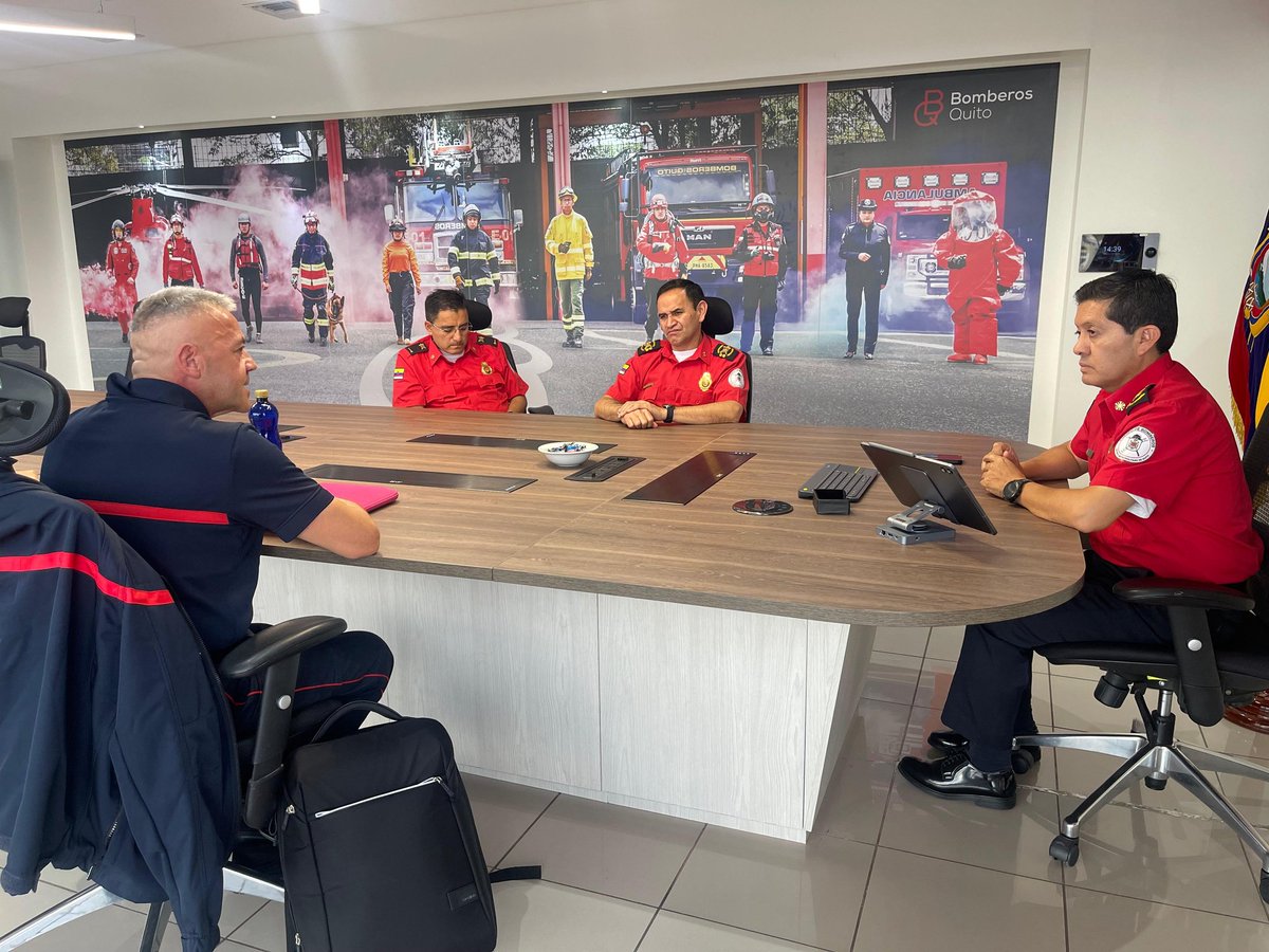 La nouvelle page s ouvre . Premier contact avec le chef des pompiers de Quito <a href="/ECardenasVarela/">Esteban Cárdenas Varela</a> . Assurer la releve et promouvoir notre modele de <a href="/SecCivileFrance/">Sécurité Civile</a> avec les partenaires est un veritable challenge.Les rendez-vous sont pris...
<a href="/CoopSecuDefense/">DCSD🇫🇷</a>  <a href="/phsallenave/">Philippe Sallenave</a> <a href="/ENSOSP/">Ensosp</a>