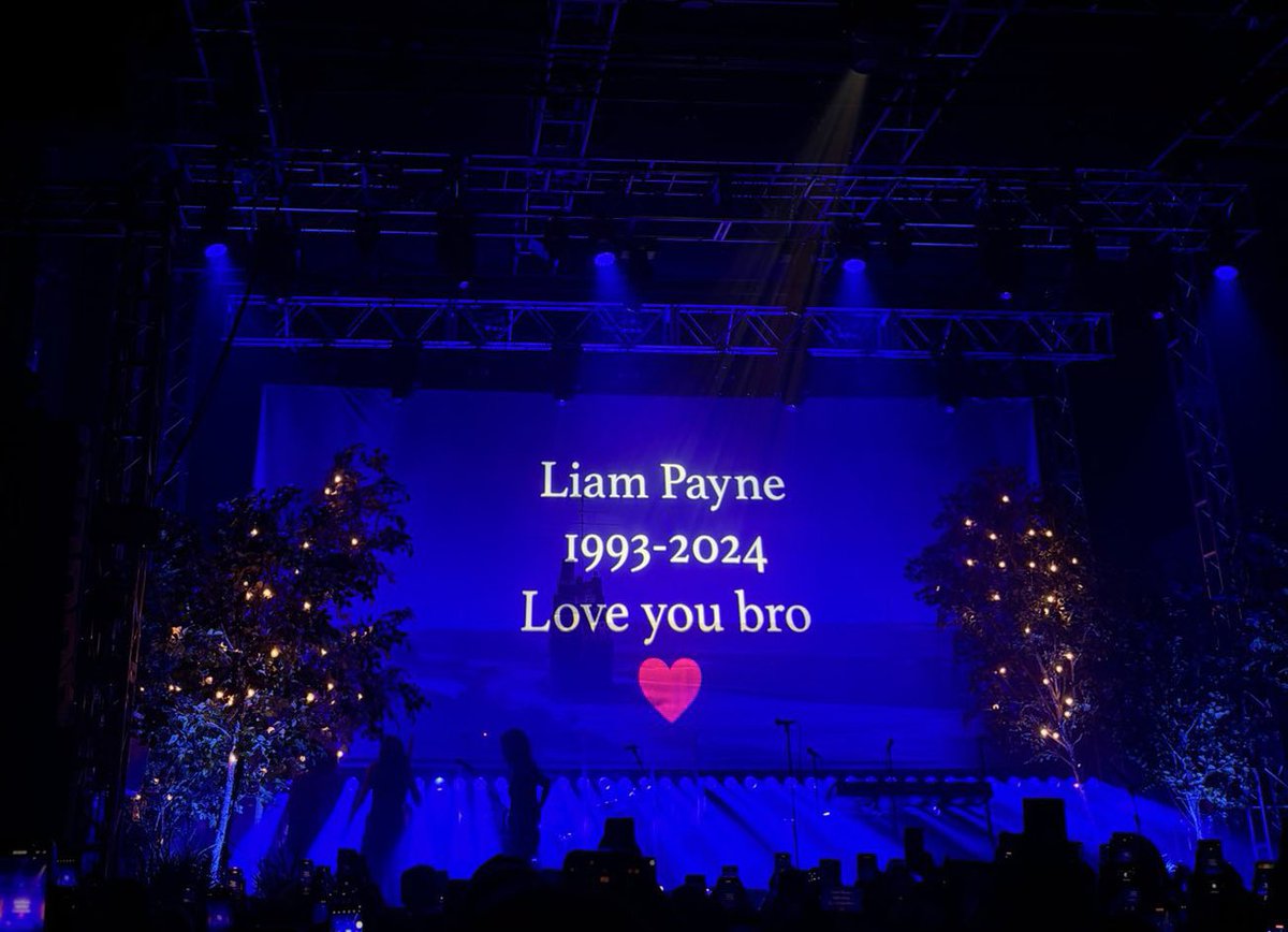 tracklist's tweet photo. “Amo você, irmão ❤️”, diz Zayn Malik em homenagem a Liam Payne no primeiro show de sua turnê, em Leeds, na Inglaterra. https://t.co/9ngEU5sHku