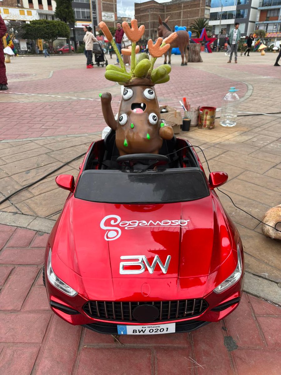 El personaje Ernesto Pérez, en este miniautomóvil que recorrerá las vías céntricas de la ciudad, será el encargado de transportar el interruptor con el que el alcalde de #Sogamoso,  Mauricio Barón Granados, encenderá el alumbrado navideño esta noche. <a href="/AlcSogamoso/">Alcaldía de Sogamoso</a> <a href="/lumicaso/">Luz Mireya Carreño S</a>