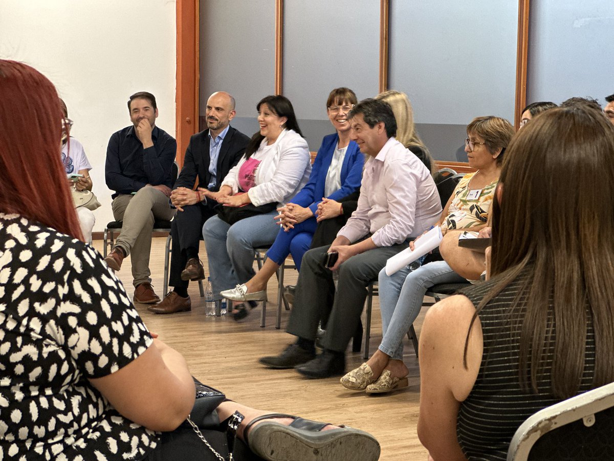 Mingabinetenqn's tweet photo. Encuentro clave entre autoridades de 43 comisiones #vecinales de la ciudad de Neuquén e integrantes del gabinete provincial, con el objetivo de abordar problemáticas y necesidades de los barrios. https://t.co/pqTPqaRlTK