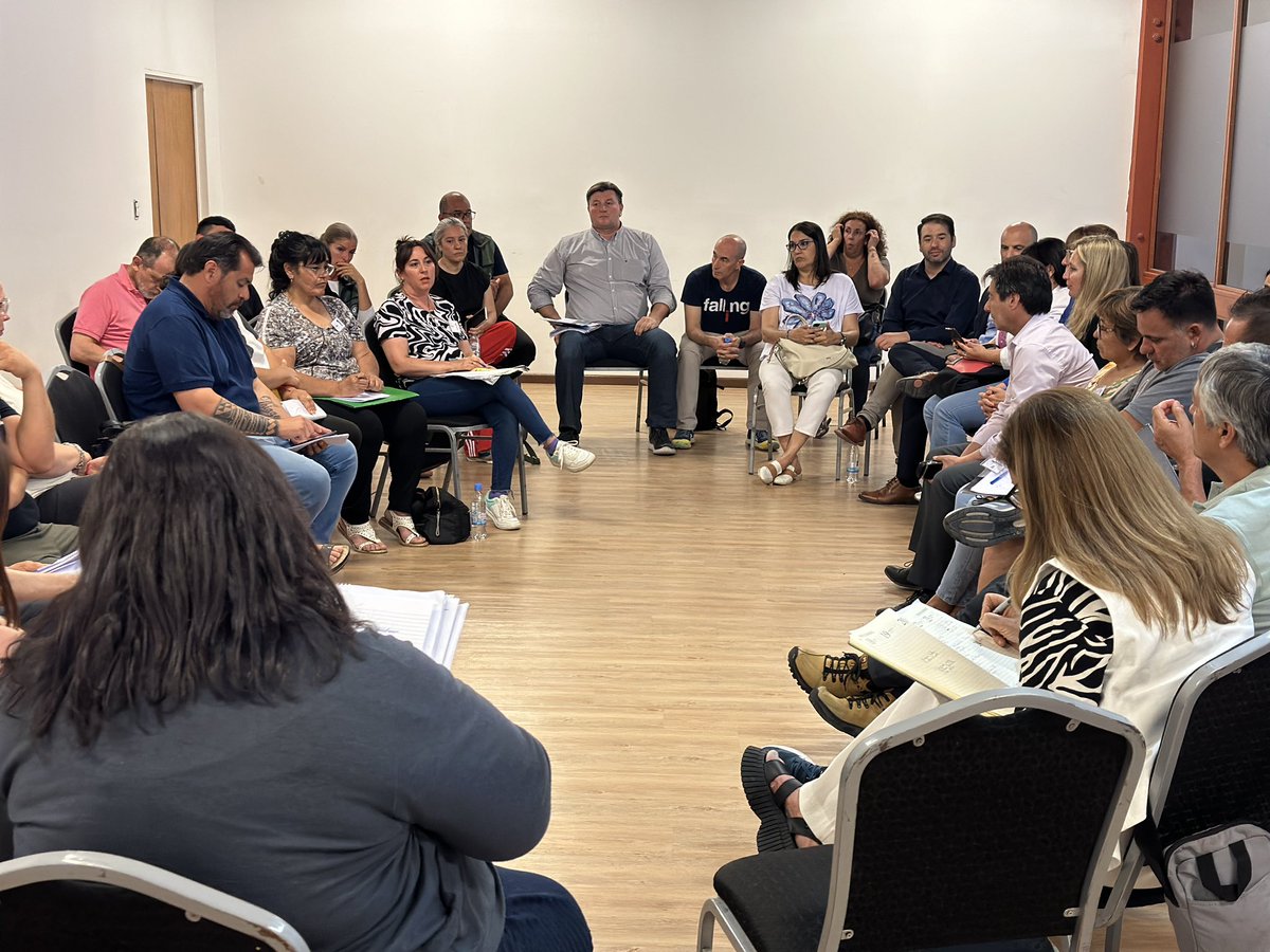 Mingabinetenqn's tweet photo. Encuentro clave entre autoridades de 43 comisiones #vecinales de la ciudad de Neuquén e integrantes del gabinete provincial, con el objetivo de abordar problemáticas y necesidades de los barrios. https://t.co/pqTPqaRlTK