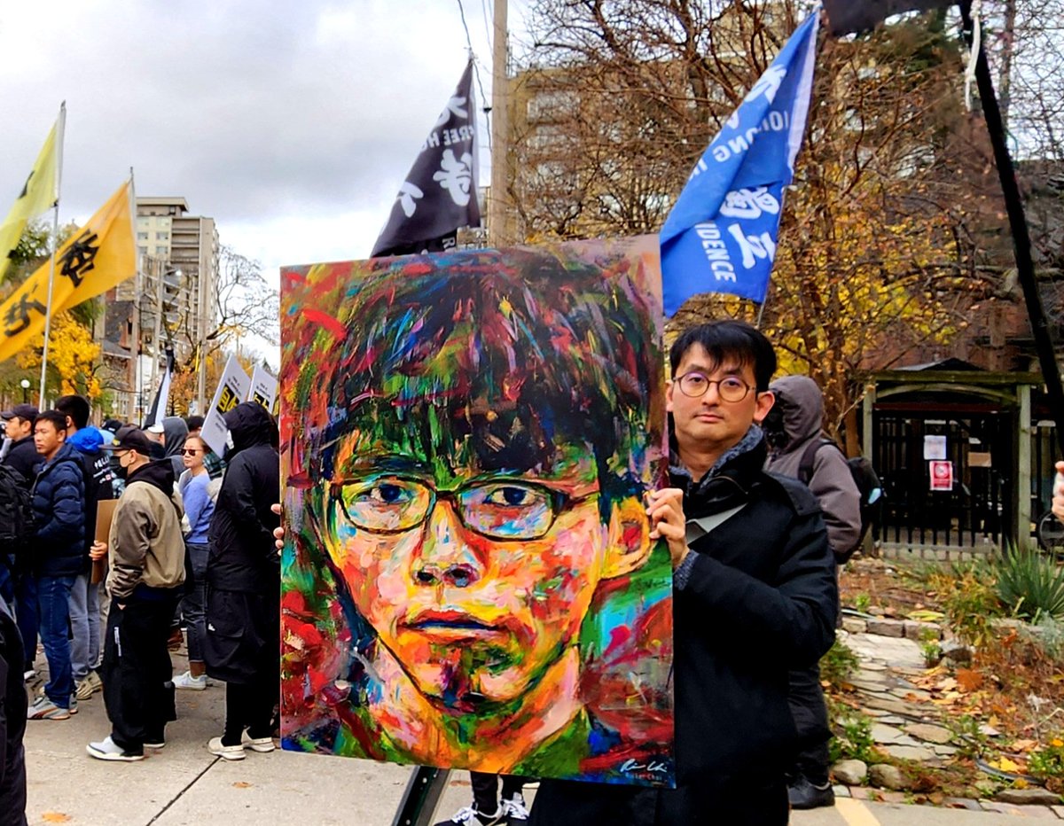RickerChoi's tweet photo. 黃之鋒:"我愛香港! Bye bye!" | Canada-Hong Kong Link 港加聯舉行「抗議47人案判決　促加國制裁中共」集會。

日期：11月23日(週六)
時間：11am
地點：中國駐多倫多大使館（240 https://t.co/RXMYv4KCf7 St Toronto ON）

#港加聯 #CHKL #加拿大移民 #海外港人 #hkerintoronto #47人案 #初選無罪 https://t.co/X4XOd10AN0