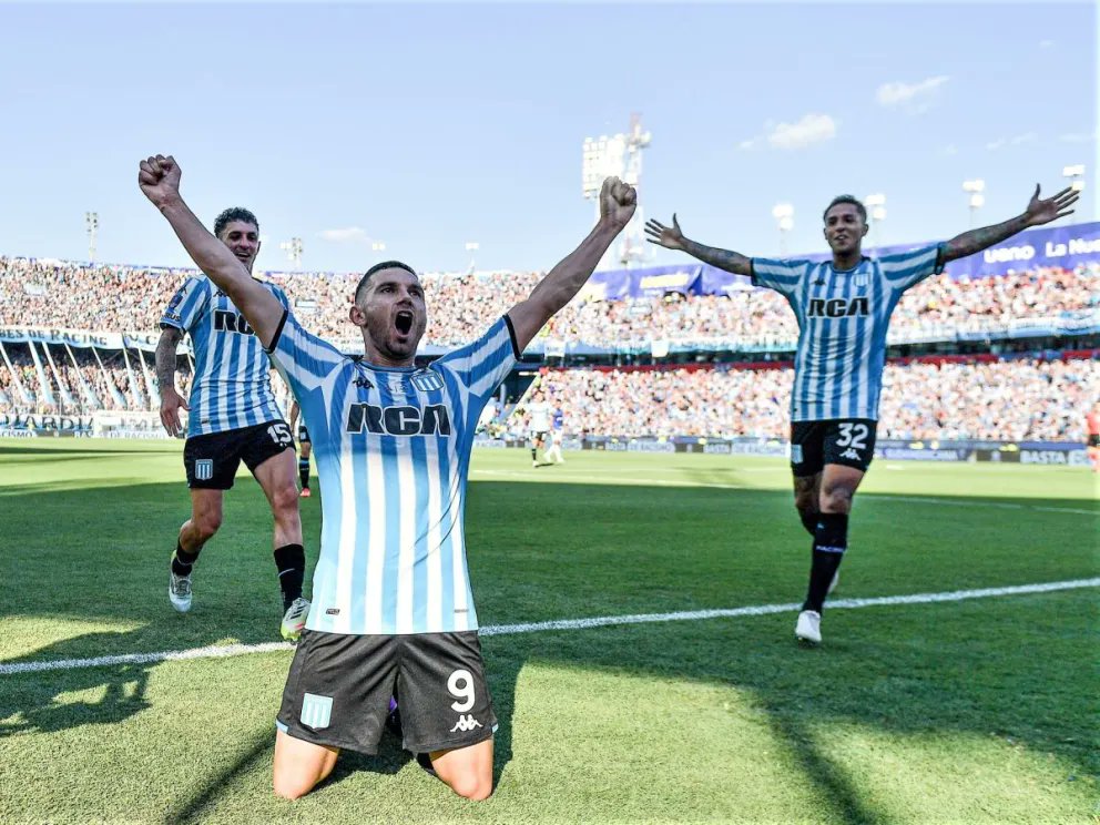 CuartoPoder_Py's tweet image. 🔴¡RACING ES EL CAMPEÓN DE LA SUDAMERICANA! 🙌

◾ Contundente. @RacingClub venció 3-1 a Cruzeiro en la final que se disputó en La Nueva Olla y logró alzarse con la #Sudamericana2024. Gastón Martirena, Adrián Martínez y Roger Martínez anotaron los goles en La Gran Consquista.…