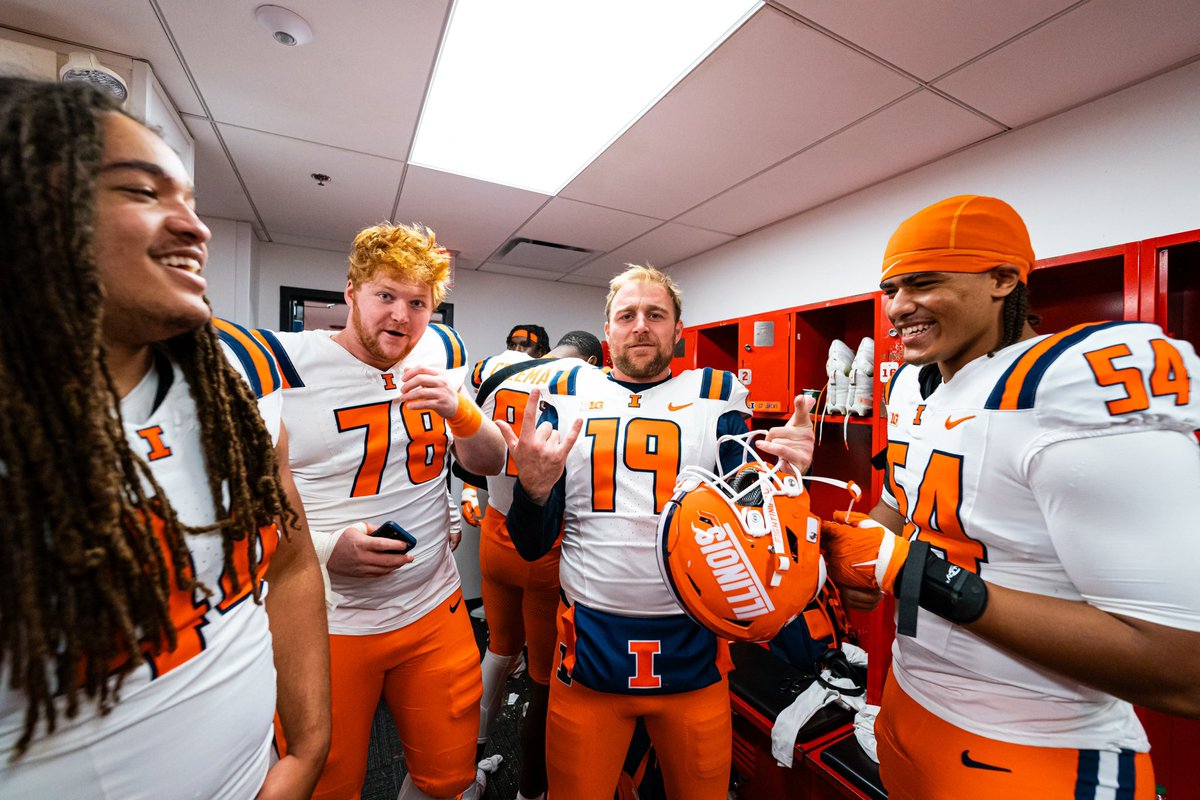 IlliniFootball's tweet image. Here for each other. 

#Illini // #HTTO // #famILLy
