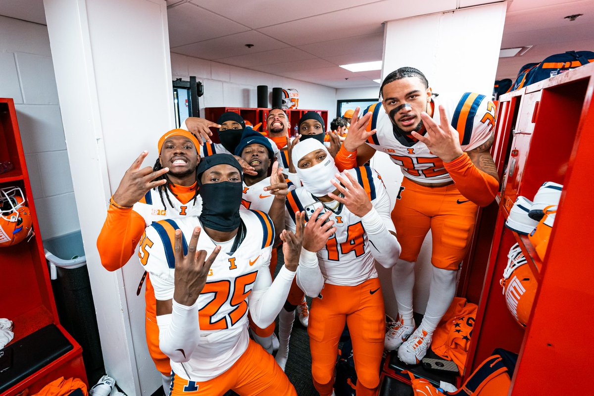 IlliniFootball's tweet image. Here for each other. 

#Illini // #HTTO // #famILLy