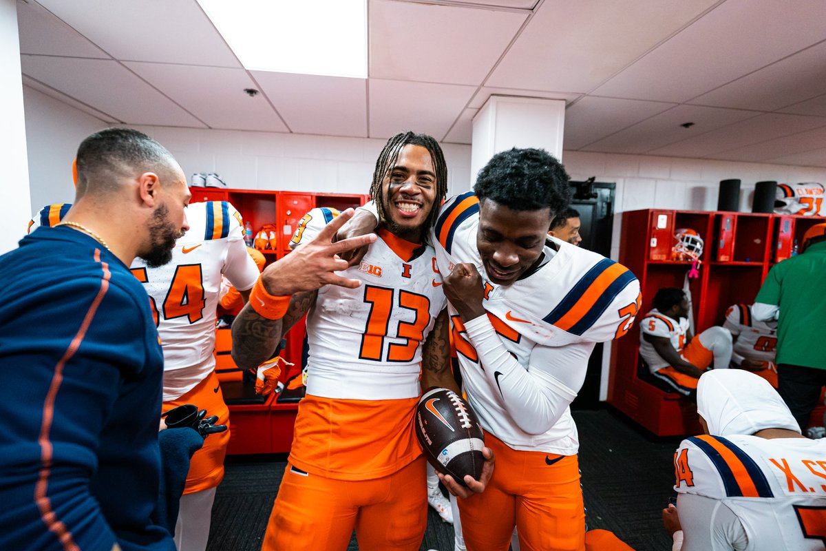 IlliniFootball's tweet image. Here for each other. 

#Illini // #HTTO // #famILLy