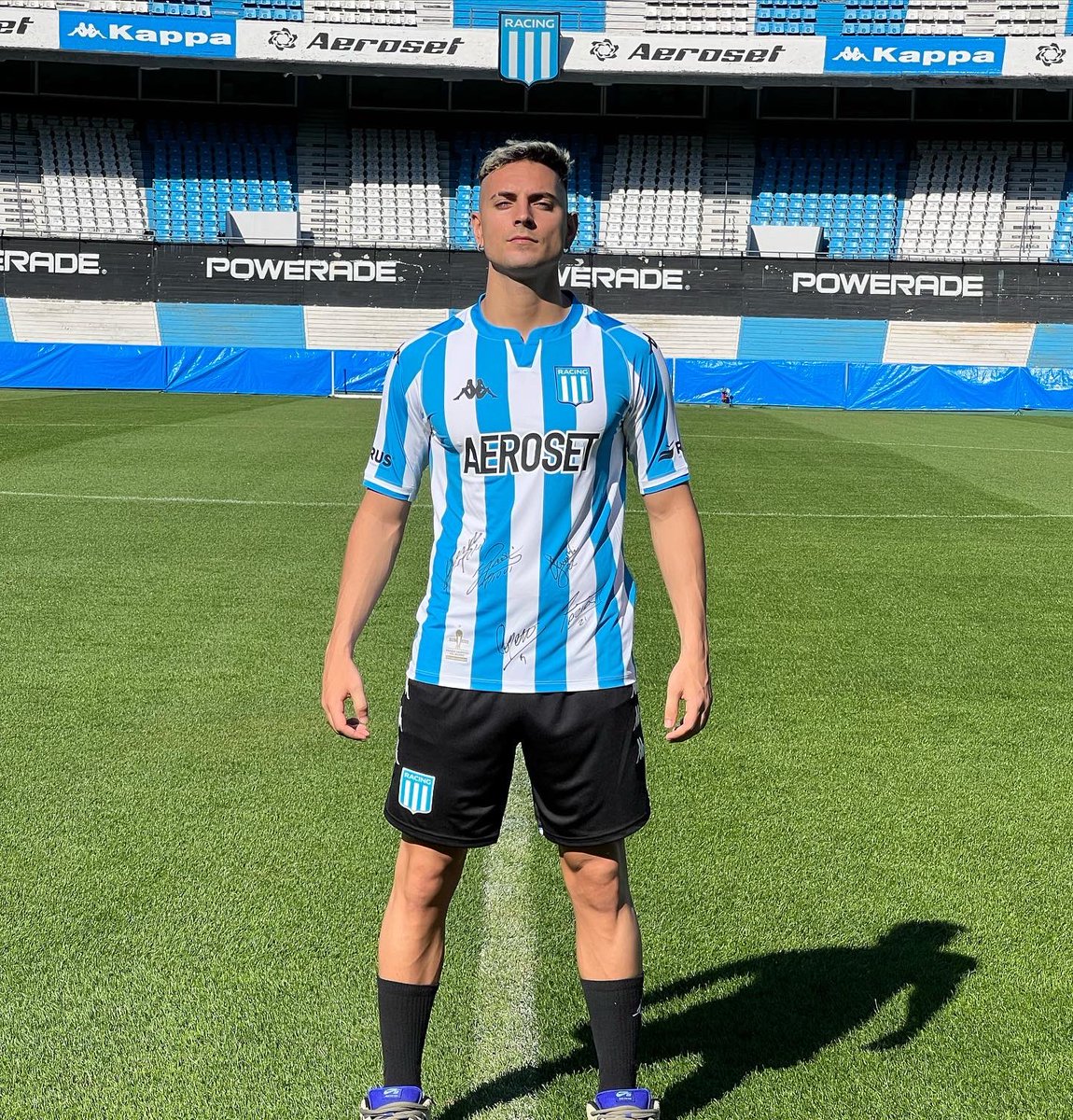 2aand1's tweet photo. Muestra de que la prensa nacional tiene el ojo donde quiere. El es Anthony Molina, padre tico, madre argentina, cantera de Consultans salió hace 8 años al futbol de la USL en USA, hoy salió campeón Internacional con Racing. Nunca recibió una chance en la selección, increíble. https://t.co/dgvfdhAr3c