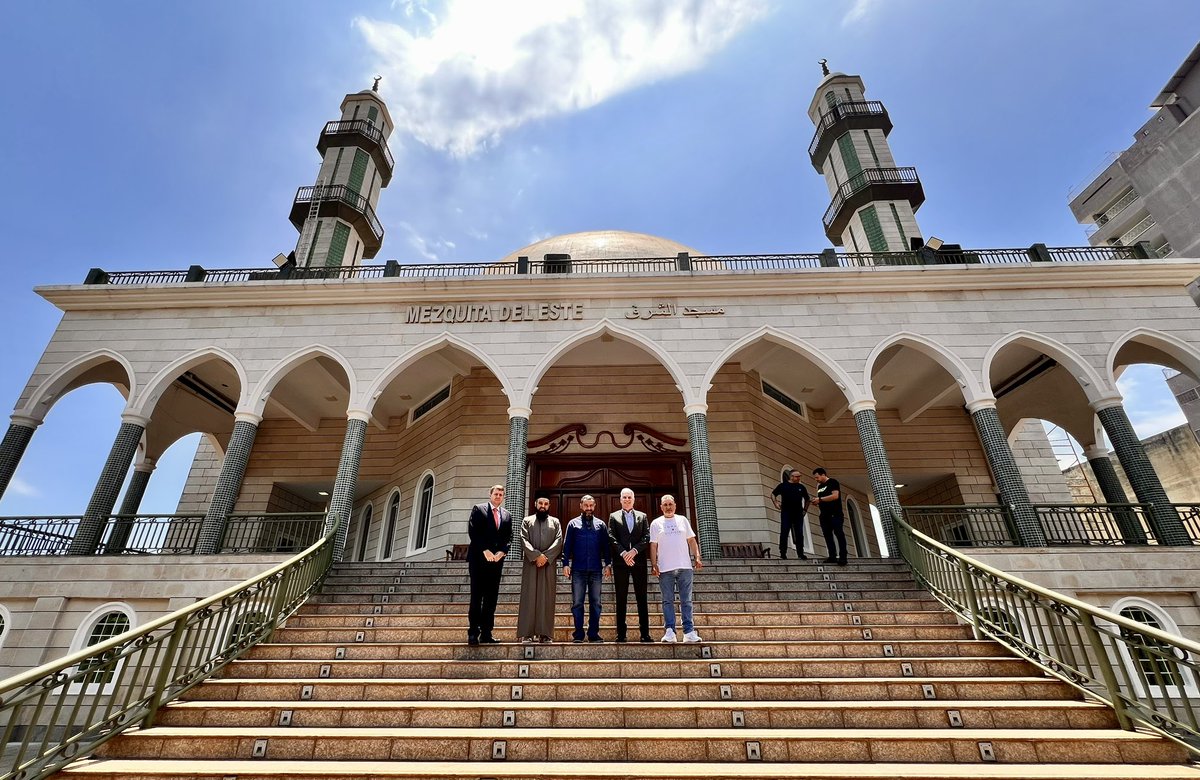 Honrado de ser recibido por los líderes de la Mezquita del Este (Alkhaulafa Al-Rashdeen), destacado centro de culto islámico en Ciudad del Este. Quedé impresionado con los elementos característicos de la arquitectura islámica. Además de establecerse como espacio de oración para