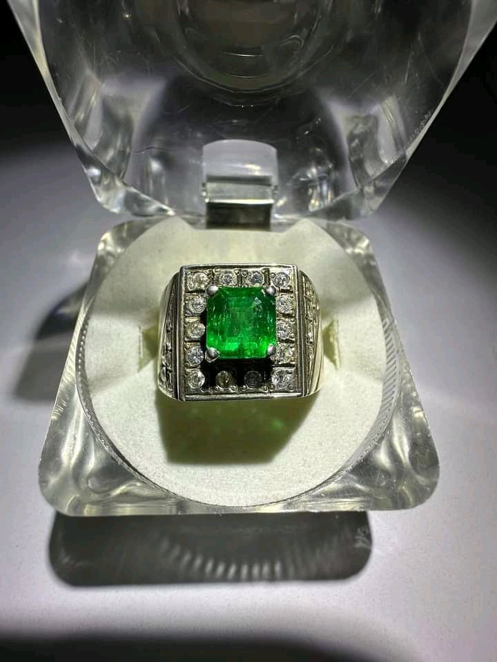 زندگی با انگشتر های زمرد ‌ ما، یک سفر خاص به دنیای لوکس و زیبایی.  Gemstones &amp; jewelry

Living with our Emerald ring, a special journey into the world of luxury and beauty.”

Afghanistan gemstones collection مجموعه سنگ های قیمتی