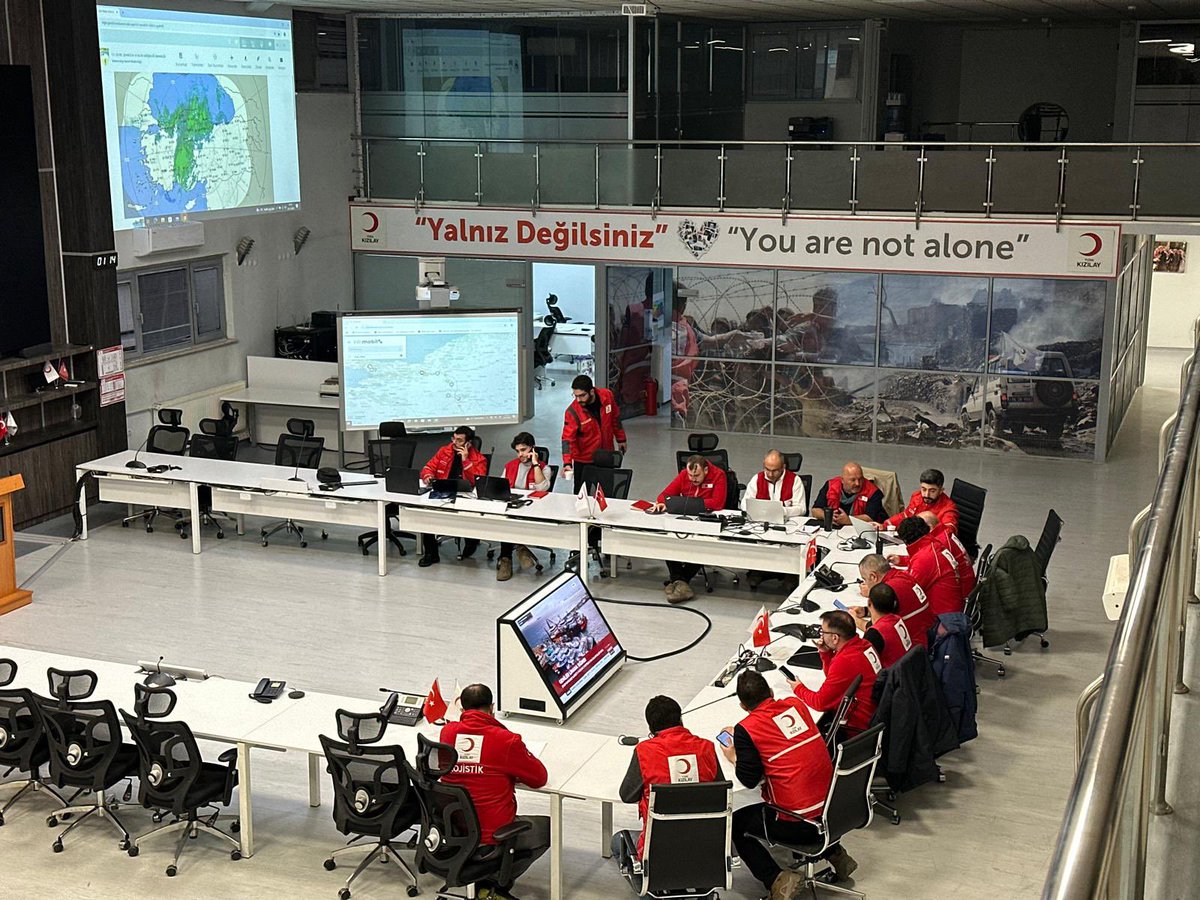 Ülkemizin birçok noktasında başlayan kar yağışları etkisini sürdürüyor. ❄️

🚨 Yağışlar sebebiyle gece boyunca çalışmalarına devam eden ekiplerimizi Afet Müdahale Merkezi’mizden takip ediyor ve koordinasyonu sağlıyoruz. #KarYağışı