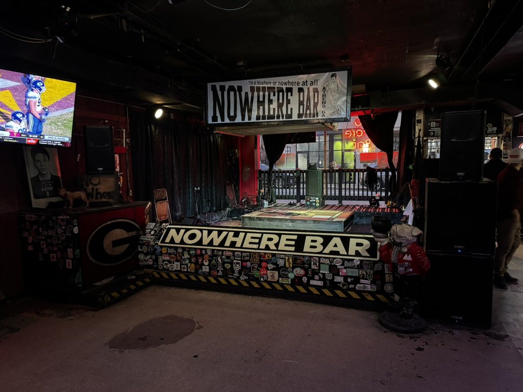 dennismonsewicz's tweet photo. #NowhereBar #GoDawgs https://t.co/AR2ELl9Kiw
