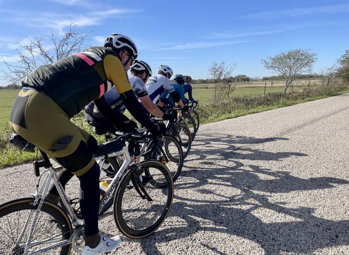 jsaive6's tweet image. Echelons 🚴‍♀️ 🚴 🚴‍♂️