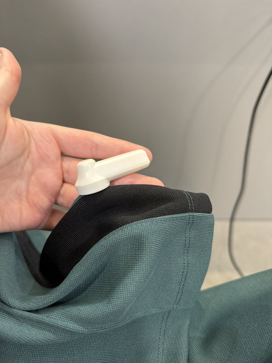 samyriveratv's tweet photo. oigan estoy pintandome el cabello y me acabo de dar cuenta que ME DEJARON ESTE COSO EN EL PANTALON JAJSJAJA COMO LO QUITO???? https://t.co/xDkogkYzLc