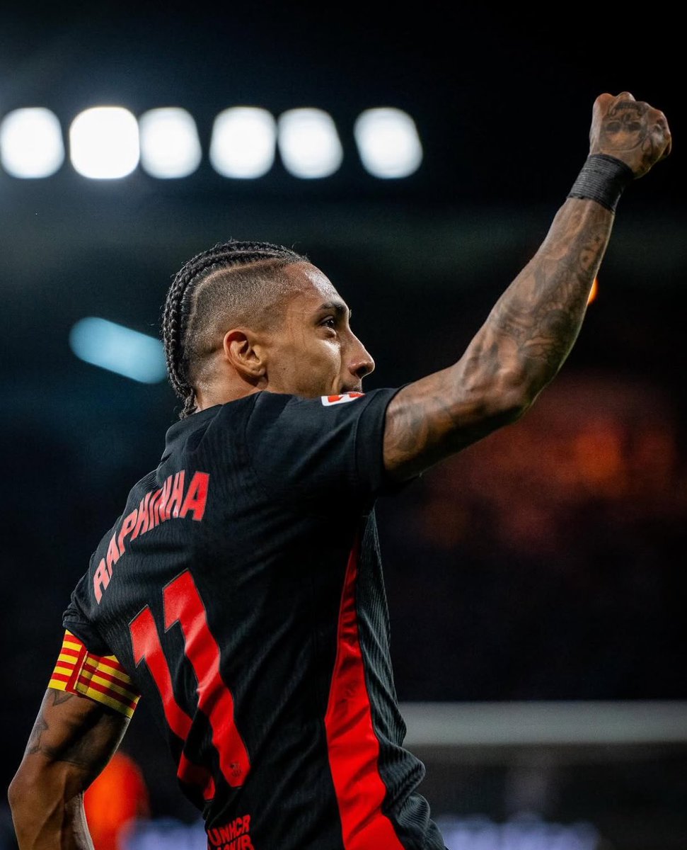 GxlDePaulinho's tweet photo. Seamos serios: ninguno de nosotros se imaginaba estar al nivel al que hemos estado durante estos meses y más viniendo de la temporada pasada. Perder y empatar, injustamente o de manera justa siempre va bien para seguir ajustándose y tener los pies en la tierra. 

Seguimos primeros, quizá con menos diferencia pero seguimos líderes de Liga. En Champions estamos muuy bien (y pensábamos que no por perder tontamente contra el Mónaco). Estamos a finales de noviembre, no hemos ganado nada pero tampoco hemos perdido nada.

Queda muchísimo. De verdad que es mejor fallar y equivocarnos ahora que estamos a tiempo de ajustar todos los errores, exigencias o mentalidades que en la recta final cuando más centrados y perfeccionados deberíamos estar.

Calma, paciencia y nana coco. Hoy toca mamar pero esto sigue.