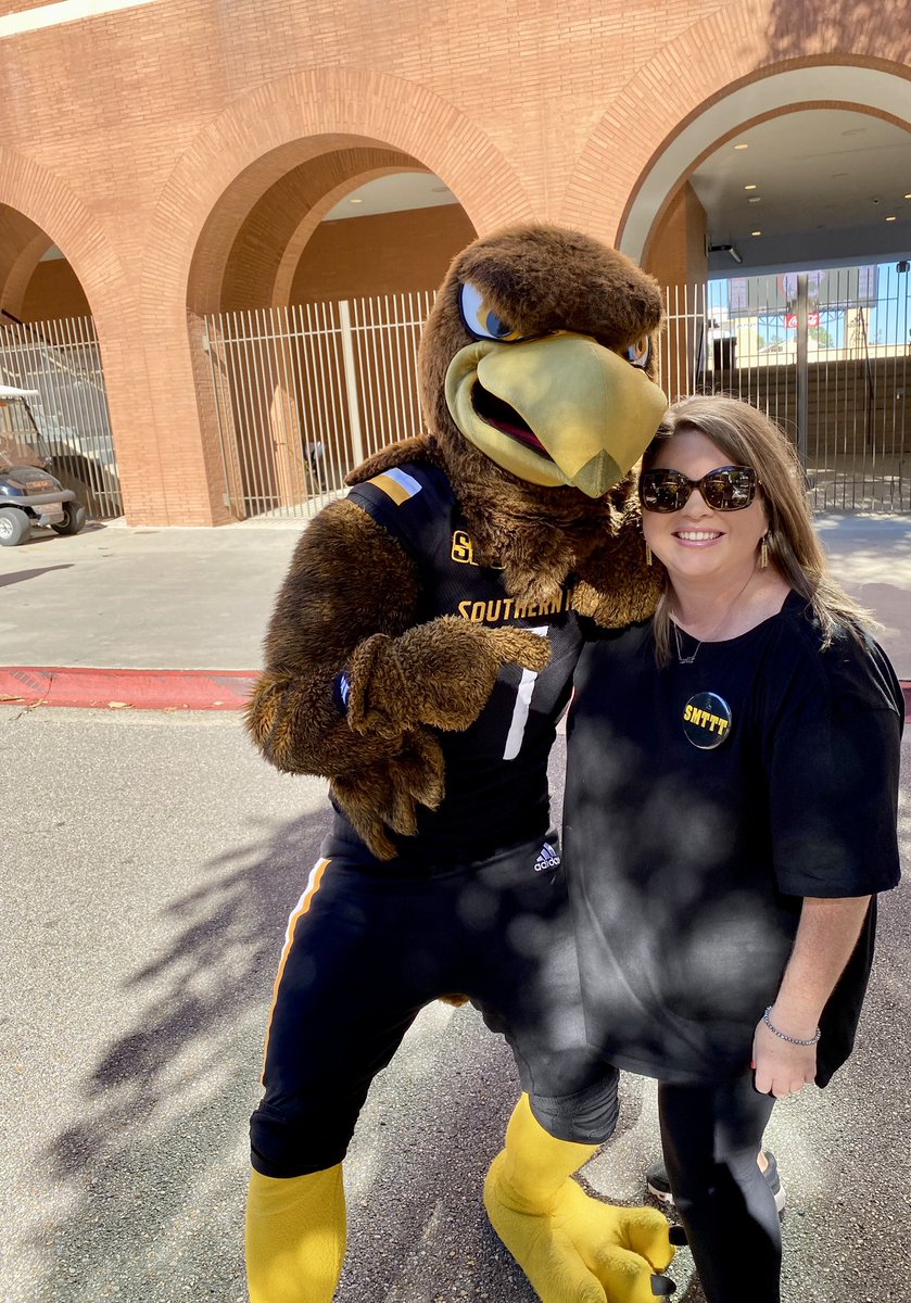 KaylaESteelman's tweet photo. Always Eagles 🦅 No matter what ‼️Even if it’s exhausting 🖤💛 #SMTTT https://t.co/hOuKPdUzsH