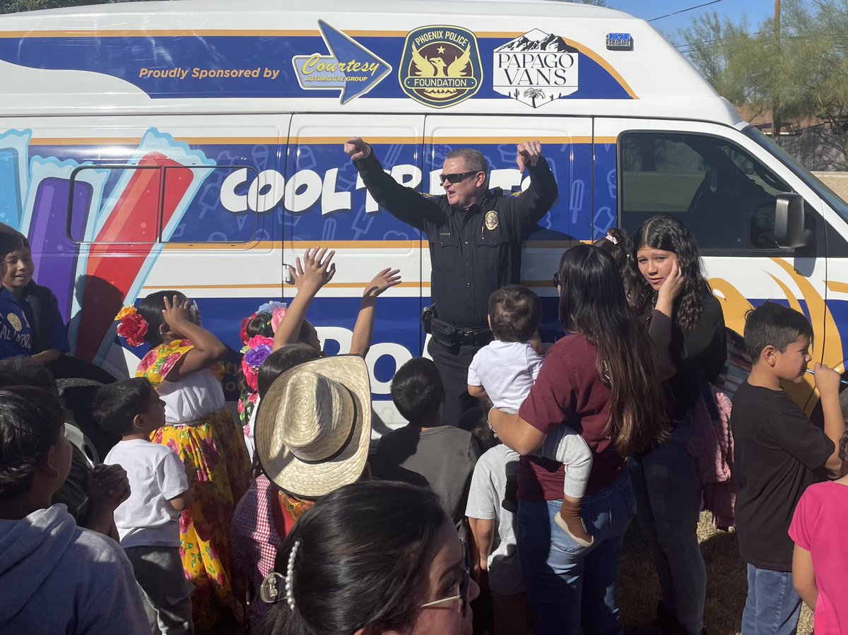 The 31st Annual Thanksgiving Community Celebration hosted by ESPIRITU and Julian Nabozny. What a wonderful event. Community connections make all the difference. <a href="/PhoenixPolice/">Phoenix Police</a> #phx