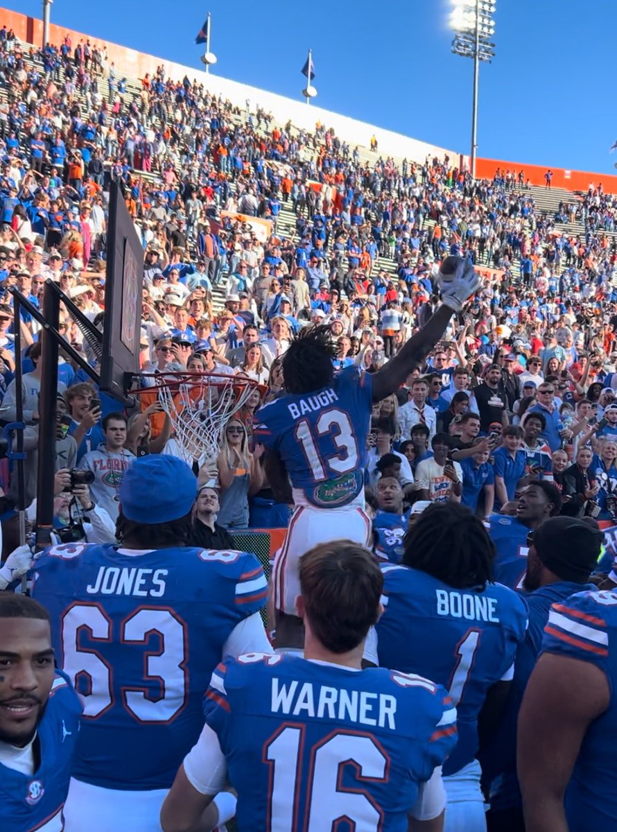 _MikeCastle's tweet photo. @GatorsFB Dunk Clinic https://t.co/WpijOufvGd