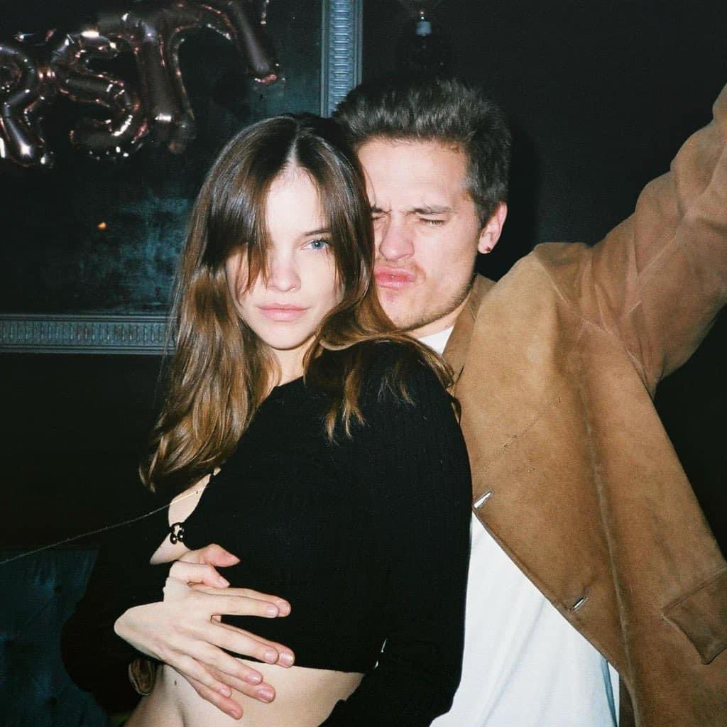 Indie5051's tweet photo. No olviden que cuando Dylan Sprouse le envió un mensaje a Barbara Palvin para invitarla a salir, ella le contestó después de 6 meses. Barbara dijo que estuvo soltera por seis años y que valió la pena porque encontró al chico perfecto, y ahora oficialmente se convirtieron en marido y mujer.