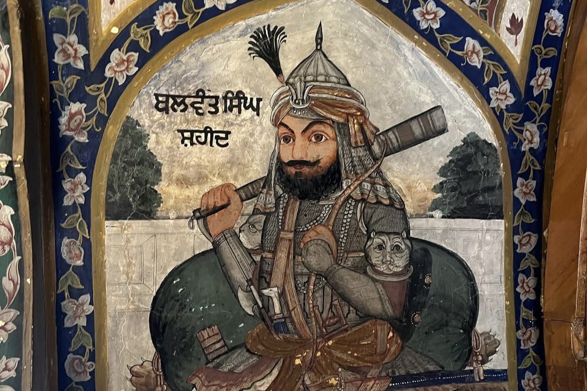 riyarrai's tweet photo. Fresco of Shaheed Baba Balwant Singh of Shahid Misl (died 1757) painted in Gurdwara Baba Atal Sahib. Painted by Gian Singh Naqqash, Jaimal Singh Naqqash (1860–1916), Mehtab Singh Naqqash (1871–1940), and Hukum Singh. https://t.co/zk7ajquORF
