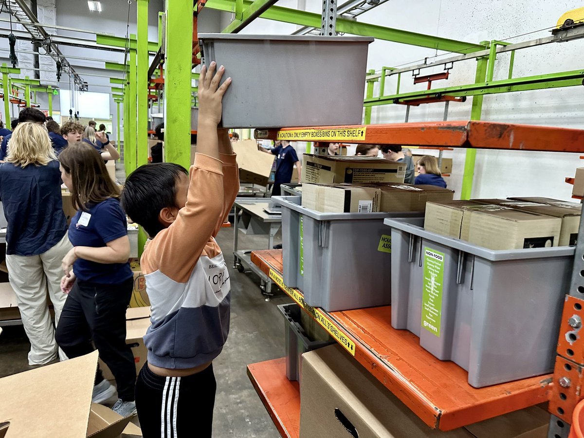 YangweiLiu's tweet photo. Happy to volunteer with my kids at @HoustonFoodBank with the sorting task organized by @ACSHoustonYCC It is important to let them realize that there are many people who are starving in our community, and a little help can go a long way. #FoodBank #Volunteer @ACSGHS https://t.co/lFzPnTKBQS