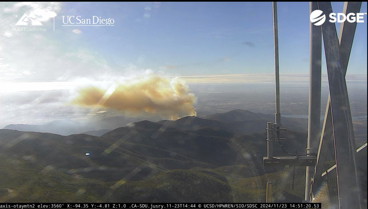CaliFireTracker's tweet image. #BorderFire is now 10-15 acres with a moderate rate of spread.