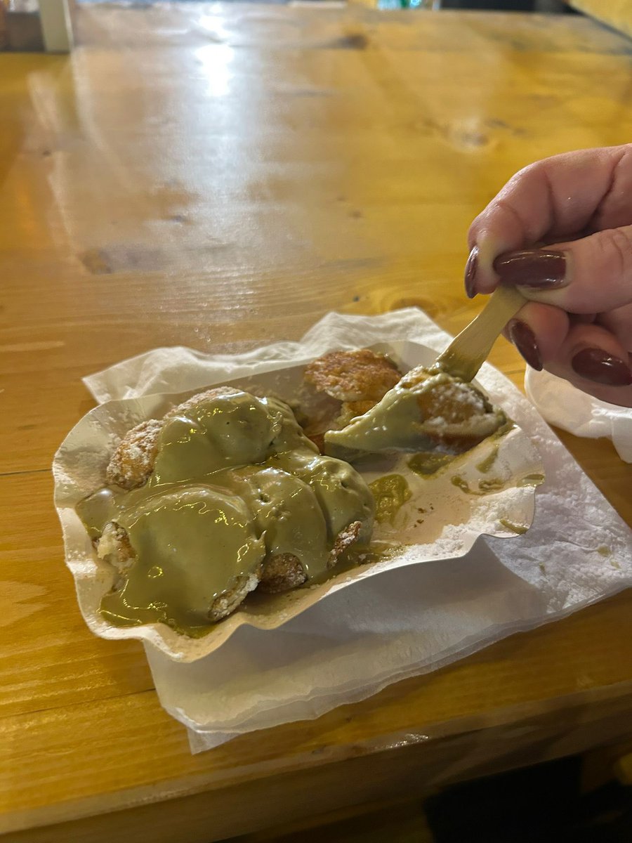 We braved the Manchester Christmas market today for mine and Bigun’s birthday weekend! Very wet…but it was all about the food!! Yorkshire pudding wrap followed by pancakes with pistachio cream! 🥰