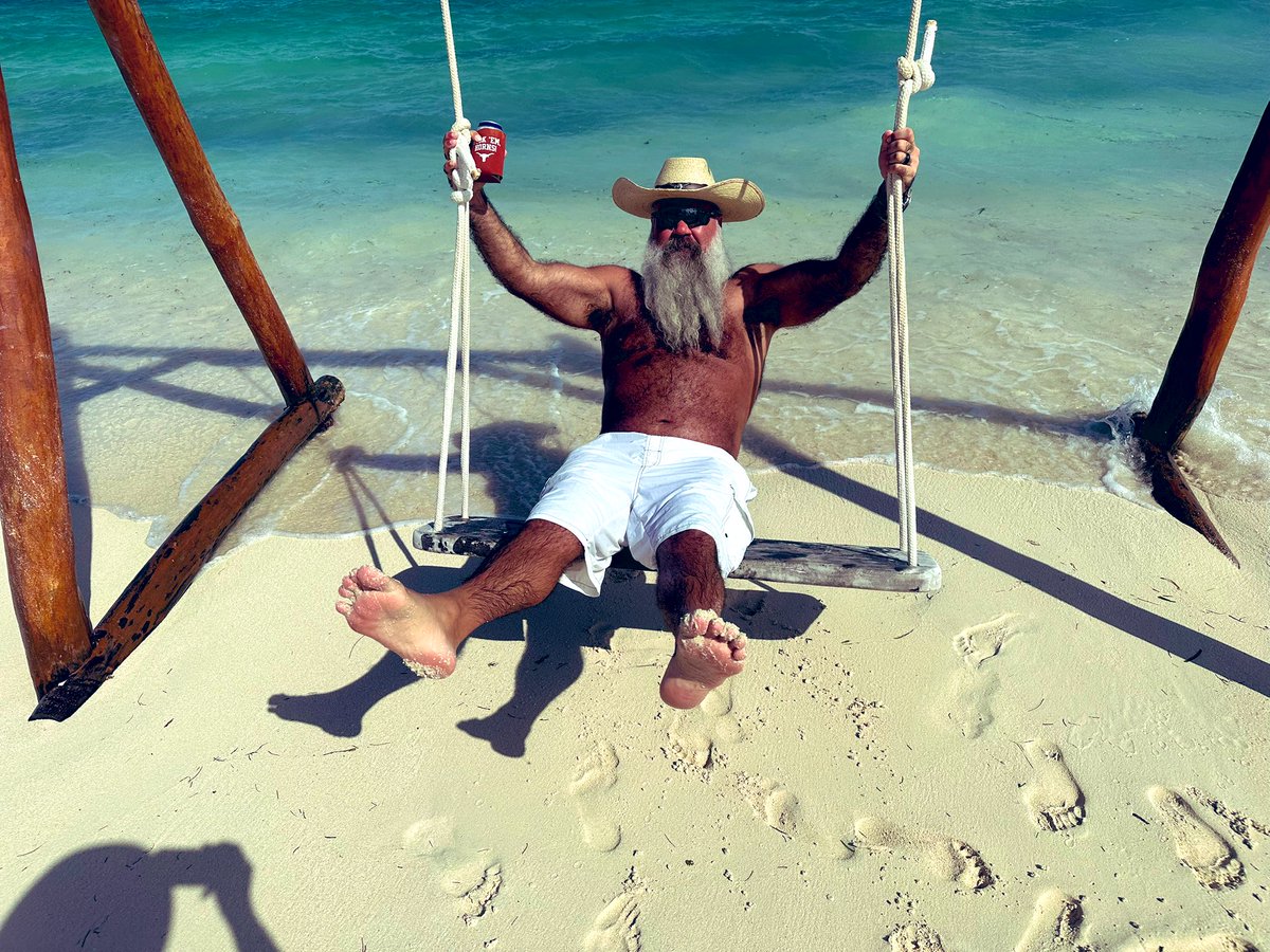 mrchrisconner's tweet photo. Had to try out the Instagram swing at the resort. https://t.co/mNNUTikBtL