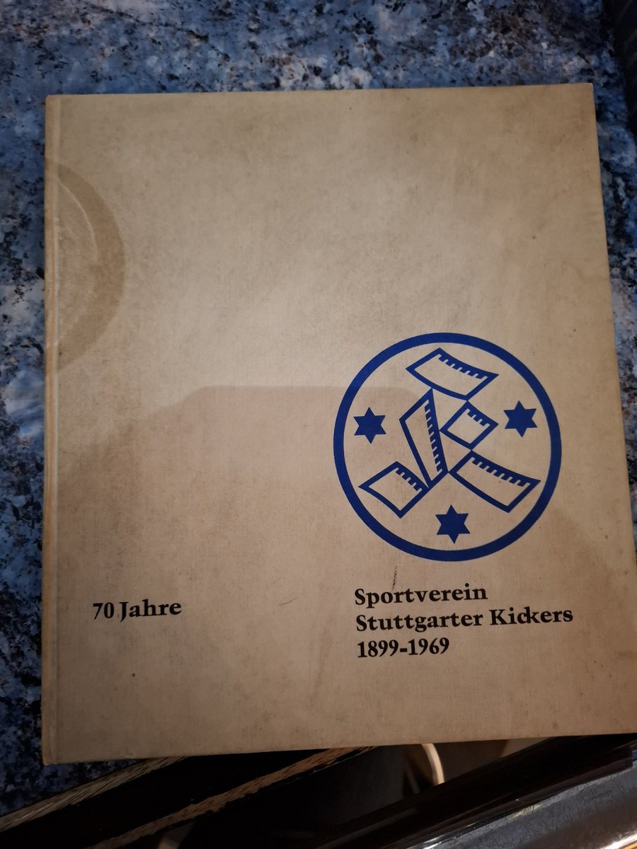 QST89's tweet image. Gerade ein Schmuckstück aus dem Jahre 1969 bekommen 💙 Herausgegeben von den Kickers selbst zum damaligen Jubiläum.
70 Jahre Geschichte in einem Buch.
Absolute Endstufe!
#SVK