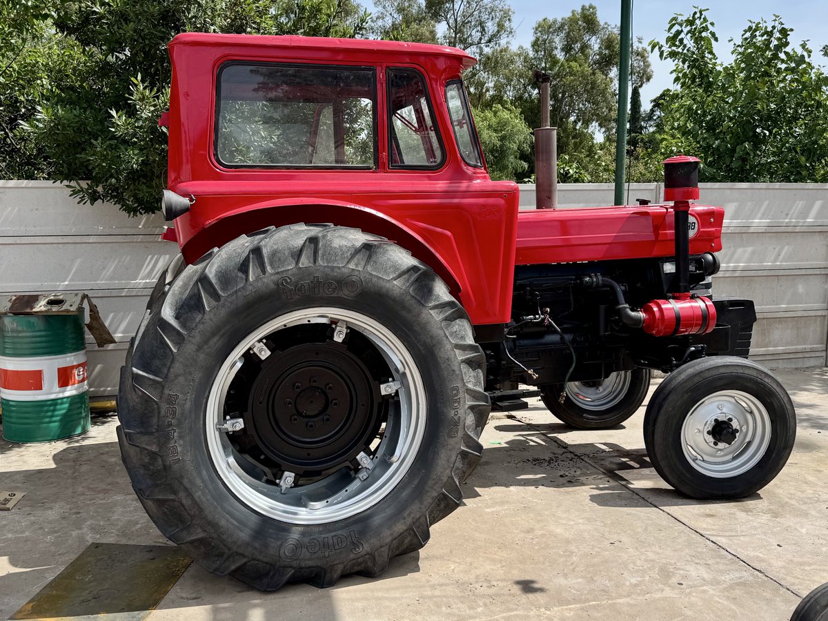 Mismo tractor! Fotos con pocos días de diferencia!!! Se quitaron algunas pérdidas; cambiamos retenes; se le hizo el service; se desarmó íntegro y se pintó! Ahora a trabajar! 
Destinado para trabajos chicos como poner rollos, pasar rastron y desmalezar! #Tambo365
