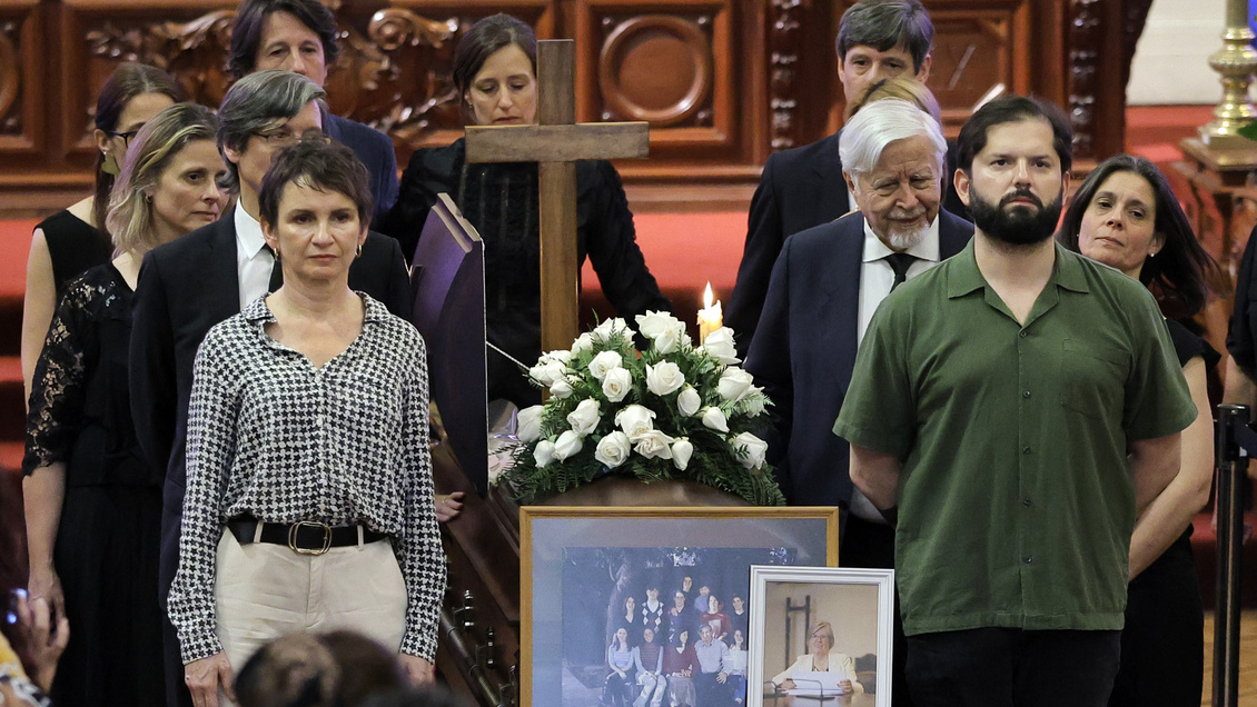 [FOTOS] Presidente Boric encabezó guardia de honor en velorio de Mercedes Bulnes #CooperativaContigo tinyurl.com/27k7324y