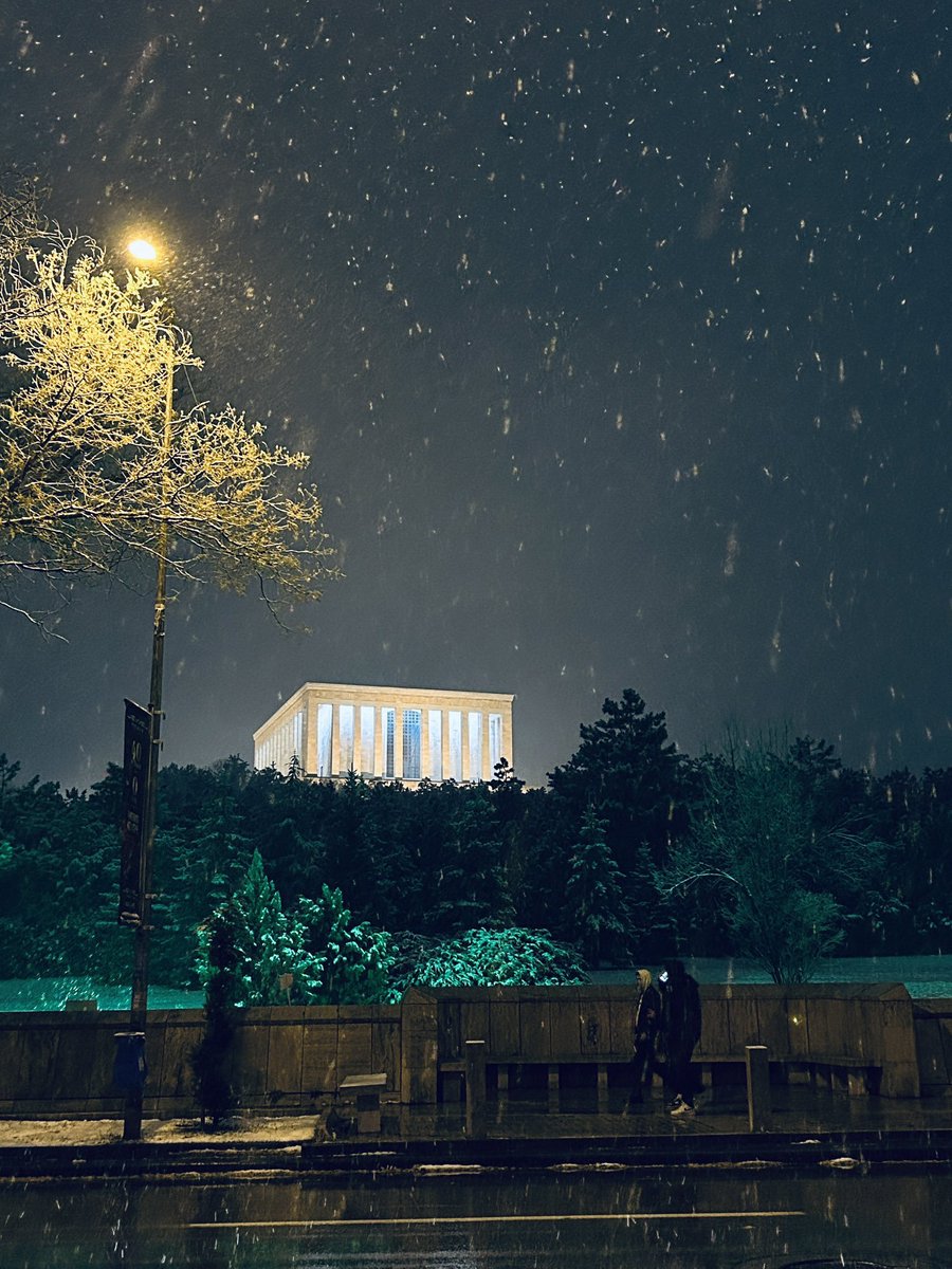 bosunatiklama's tweet photo. Anıtkabir ve kar. https://t.co/IzFpwRWQ8j