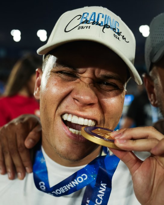 Felicitaciones, gordo. Cómo no me voy a alegrar por vos, si nadie me hizo disfrutar tanto de la pelotita desde que Ortega colgó los botines. El último bastión de un fútbol que ya casi no existe.