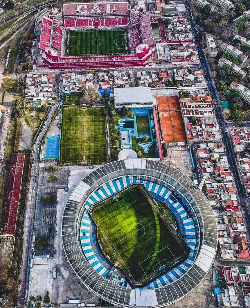 🏆 ¡La Capital Nacional del Fútbol se sigue vistiendo de gloria!⚽  

⚽ Con la Copa #Sudamericana de #Racing,  #Avellaneda suma 24 títulos internacionales

🔴#Independiente: 18  
🔵⚪#Racing: 4  
💙🔴#Arsenal: 2  

#Deportes #GloriaInternacional #FútbolArgentino

✒️ <a href="/Santi98Ok/">Santi</a>